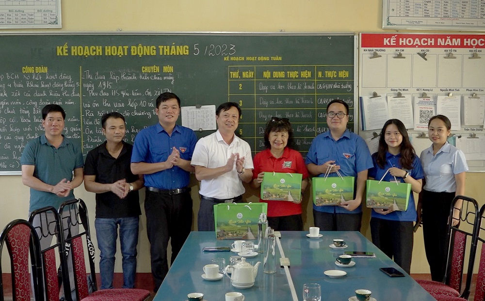 Phó Chủ tịch UBND huyện Nguyễn Anh Dũng tặng quà cho đại diện Câu lạc bộ Mãi mãi tuổi 20