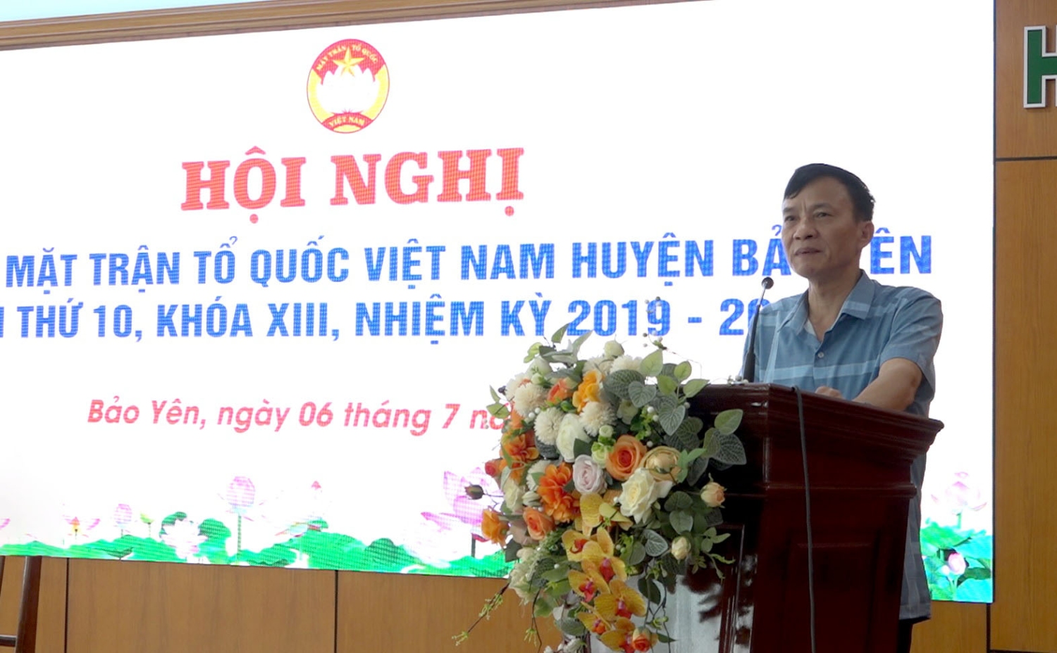 Phó Chủ tịch Ủy ban MTTQ Việt Nam tỉnh Lào Cai Nguyễn Văn Chiến phát biểu tại hội nghị
