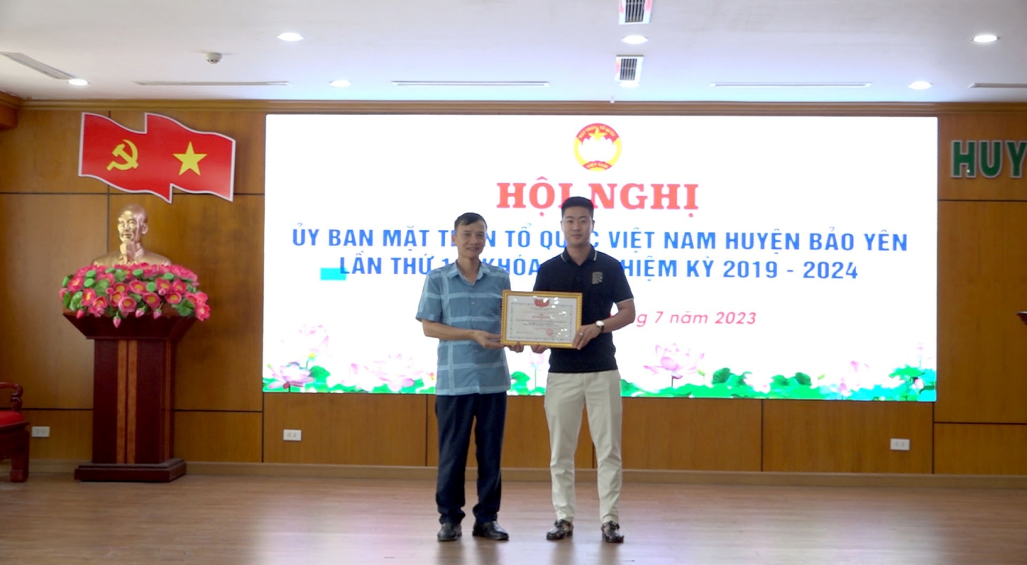 Trao Bằng khen của Ủy ban MTTQ Việt Nam tỉnh Lào Cai cho tập thể đã có thành tích xuất sắc trong thực hiện Chương trình “Tết vì người nghèo” Xuân Quý Mão 2023