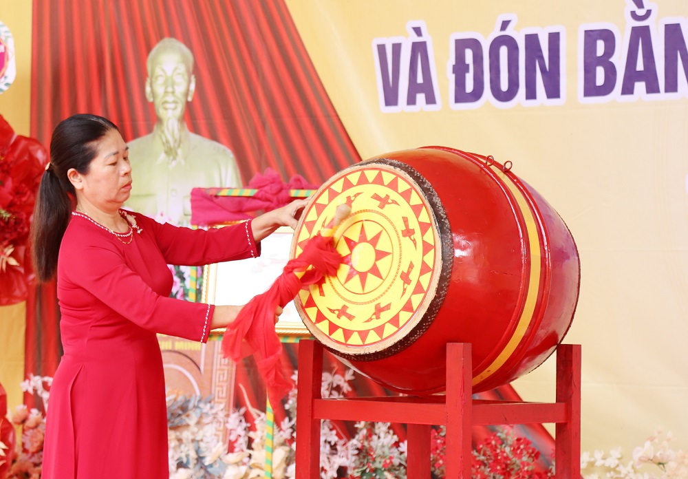Cô giáo Nguyễn Thị Minh Huệ, Hiệu trưởng trường THCS Điện Quan đánh trống khai giảng năm học mới 2023 2024