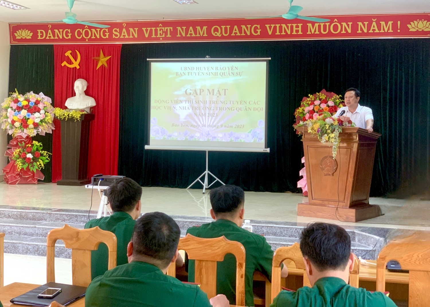 Đồng chí Nguyễn Anh Dũng, Phó Chủ tịch UBND huyện, Trưởng Ban Tuyển sinh quân sự huyện Bảo Yên phát biểu tại buổi gặp mặt