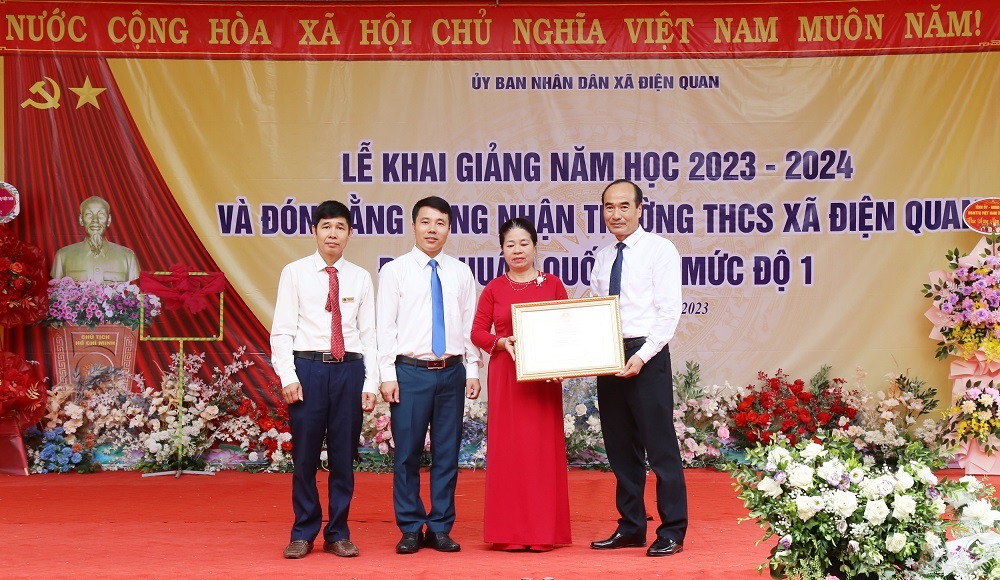 Đồng chí Phó Bí thư Thường trực Tỉnh ủy, Chủ tịch HĐND tỉnh Vũ Xuân Cường trao Bằng công nhận đạt chuẩn quốc gia mức độ 1 cho Trường THCS Điện Quan