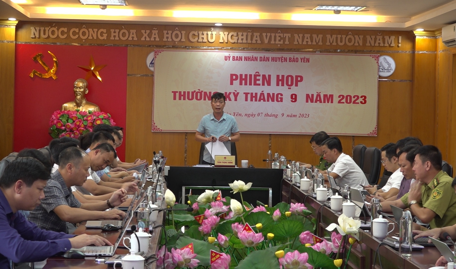 Đồng chí Trần Trọng Thông, Chủ tịch UBND huyện phát biểu kết luận phiên họp