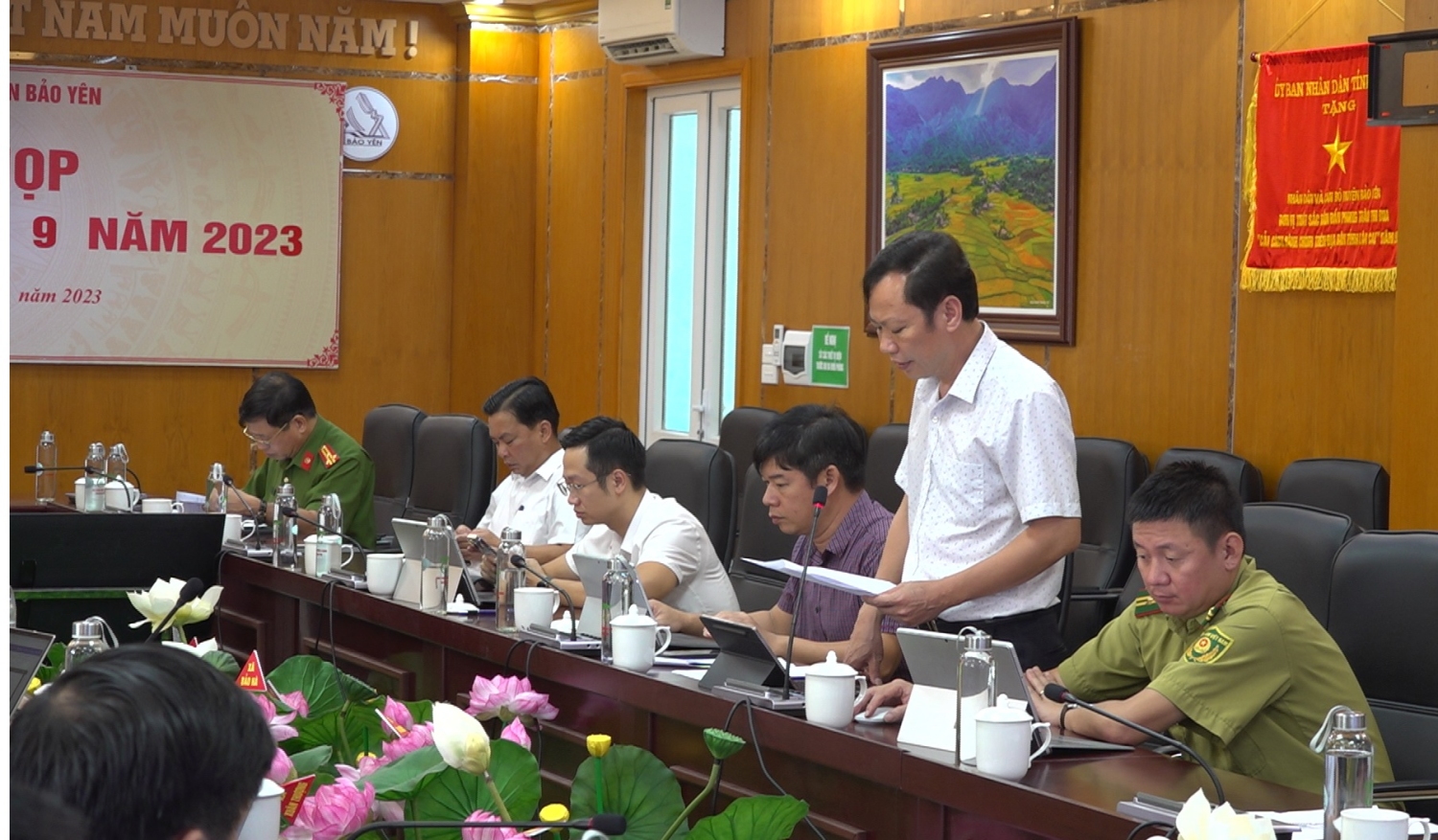 Lãnh đạo các phòng, ban chuyên môn của huyện phát biểu tại phiên họp