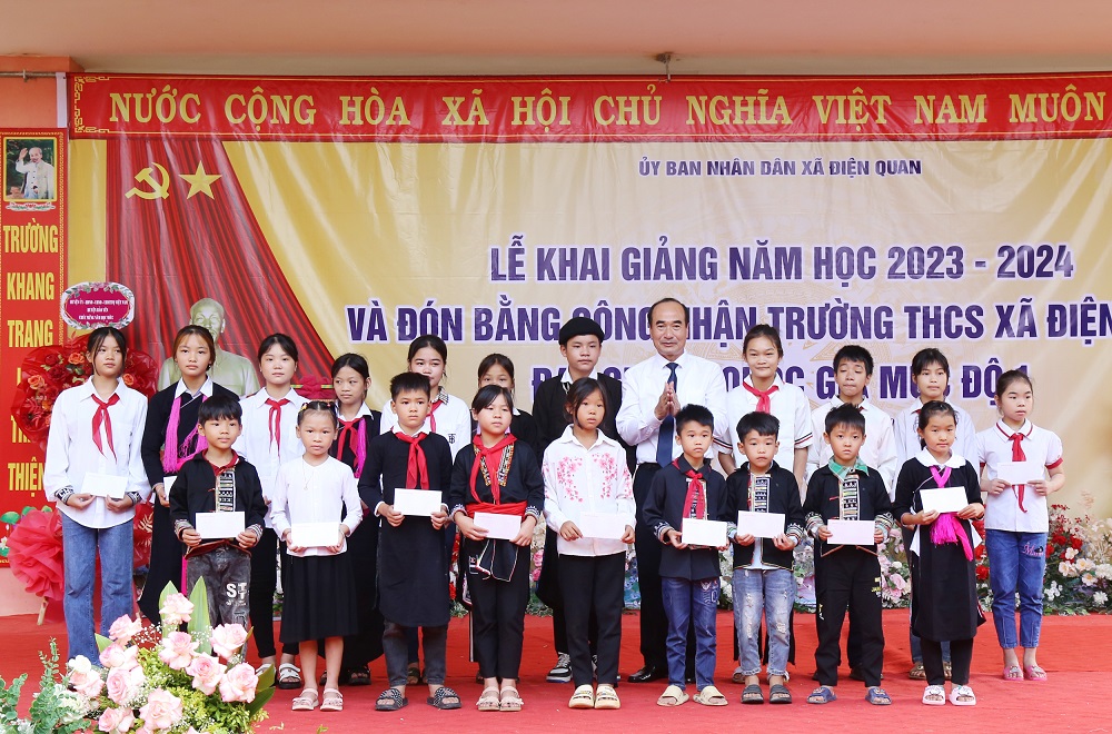Phó Bí thư Thường trực Tỉnh ủy Vũ Xuân Cường trao quà cho học sinh có hoàn cảnh khó khăn trường THCS, Trường Tiểu học số 1 xã Điện Quan