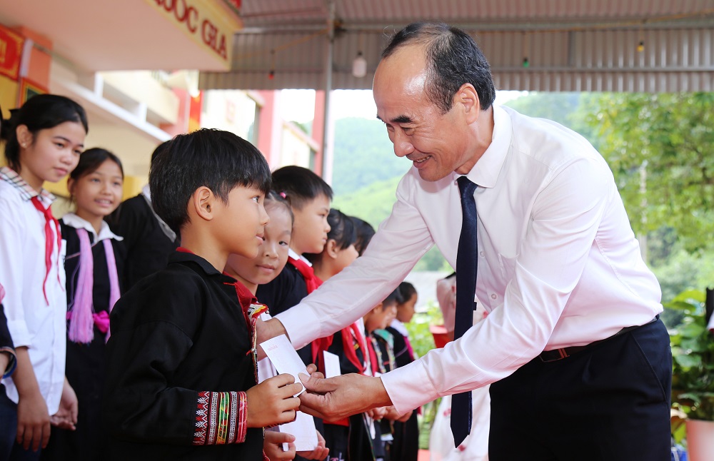 Phó Bí thư Thường trực Tỉnh ủy Vũ Xuân Cường trao quà cho học sinh có hoàn cảnh khó khăn trường THCS, Trường Tiểu học số 1 xã Điện Quan