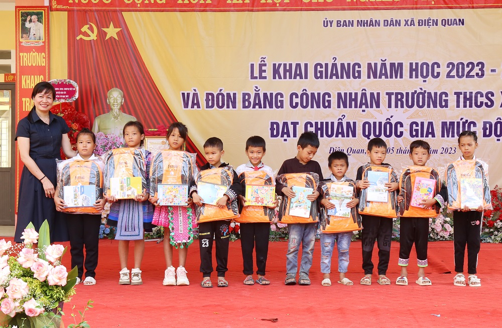 Sở Văn hóa và Thể thao tỉnh trao tặng cặp sách và vở cho học sinh trường Tiểu học số 1 Điện Quan