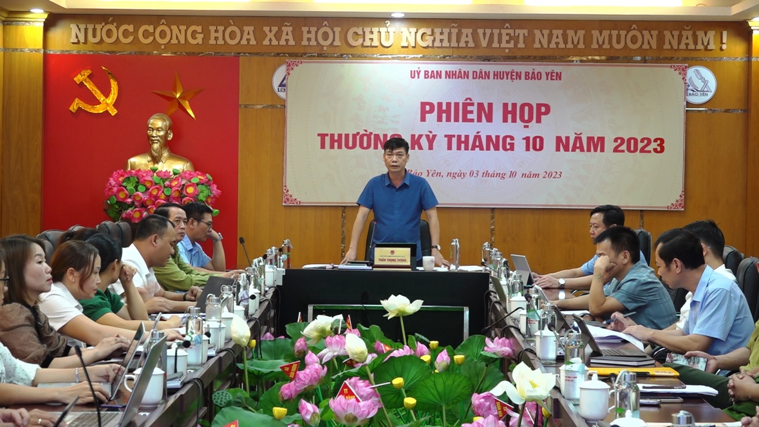 Đồng chí Trần Trọng Thông, Chủ tịch UBND huyện phát biểu kết luận phiên họp