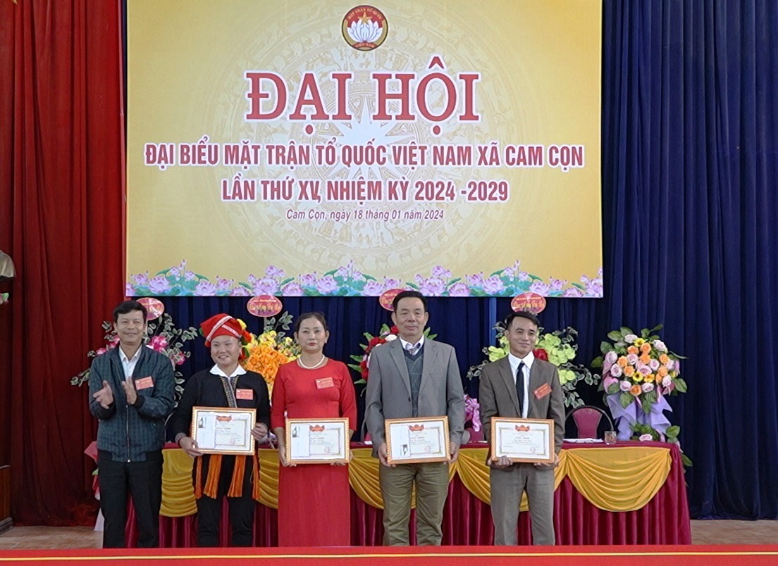 UBND xã Cam Cọn khen thưởng cho các cá nhân có thành tích xuất sắc trong công tác MTTQ khóa XIV, nhiệm kỳ 2019 – 2024