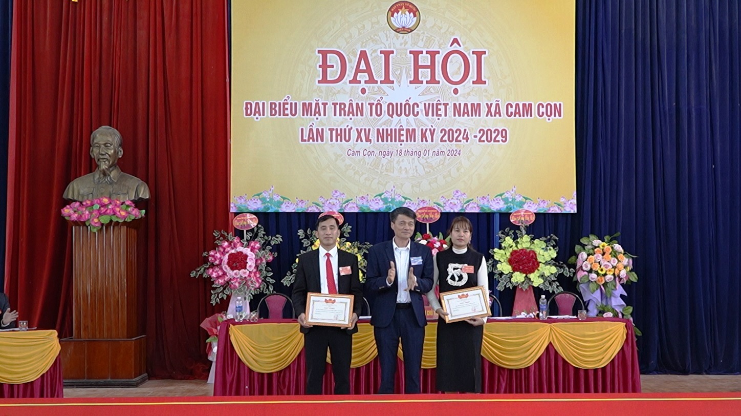 UBND xã Cam Cọn khen thưởng cho tập thể có thành tích xuất sắc trong công tác MTTQ khóa XIV, nhiệm kỳ 2019 – 2024