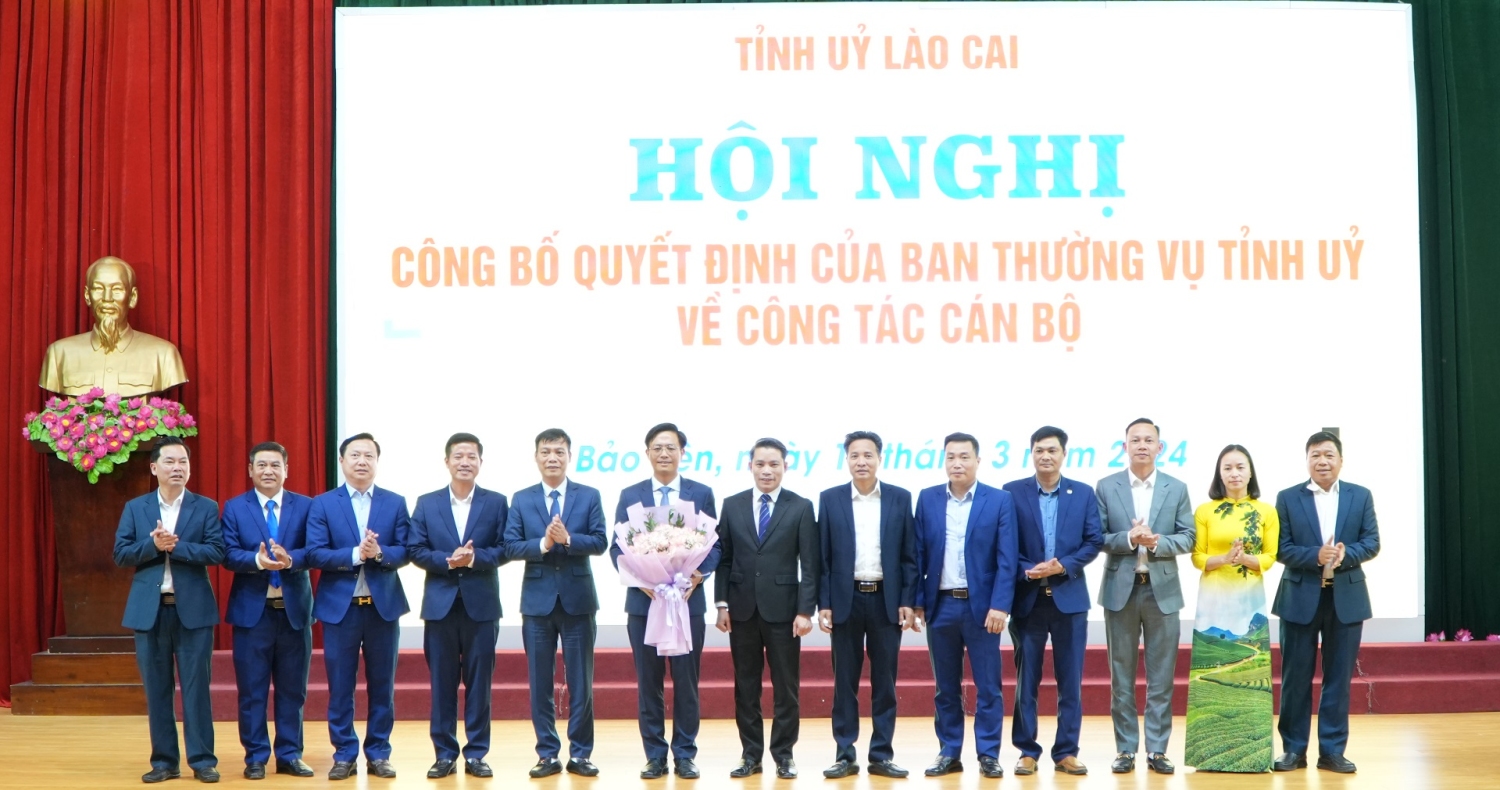 Các đồng chí lãnh đạo huyện Bảo Yên tặng hoa chúc mừng đồng chí Hoàng Quốc Bảo, tân Bí thư Huyện ủy Văn Bàn