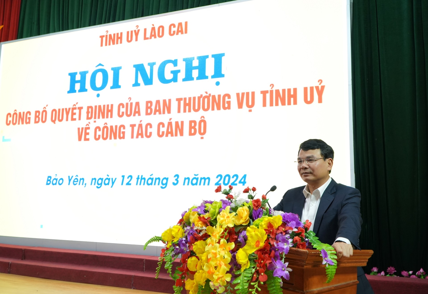 Đồng chí Đặng Xuân Phong Ủy viên BCH Trung ương Đảng, Bí thư Tỉnh ủy, Trưởng đoàn Đại biểu Quốc hội tỉnh phát biểu tại hội nghị