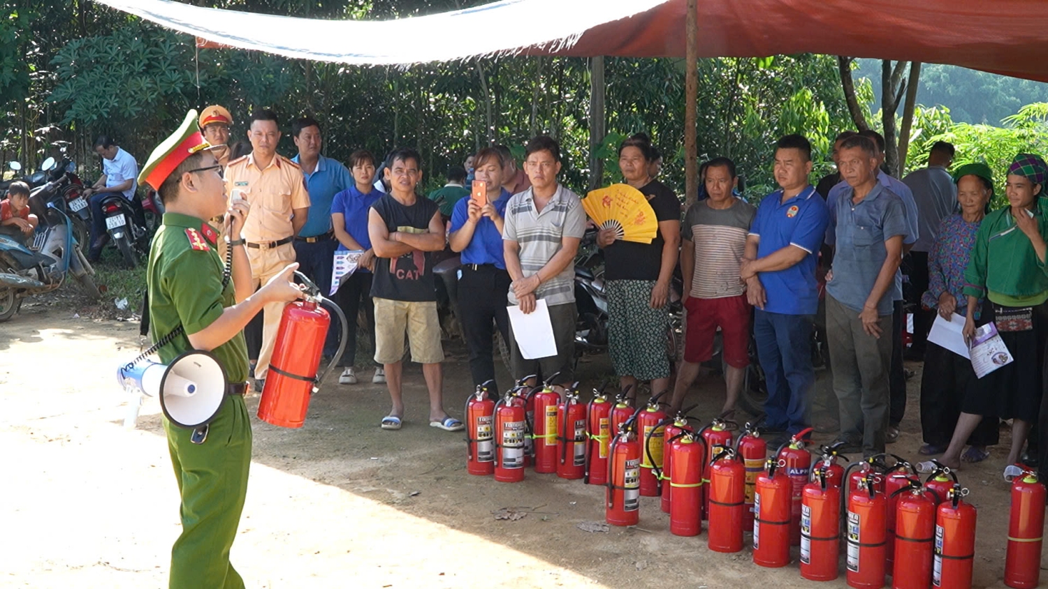 Công an huyện Bảo Yên truyền công tác PCCC, các biện pháp bảo đảm an toàn PCCC, kỹ năng thoát nạn an toàn khi xảy ra sự cố cháy, nổ trong gia đình, khu dân cư