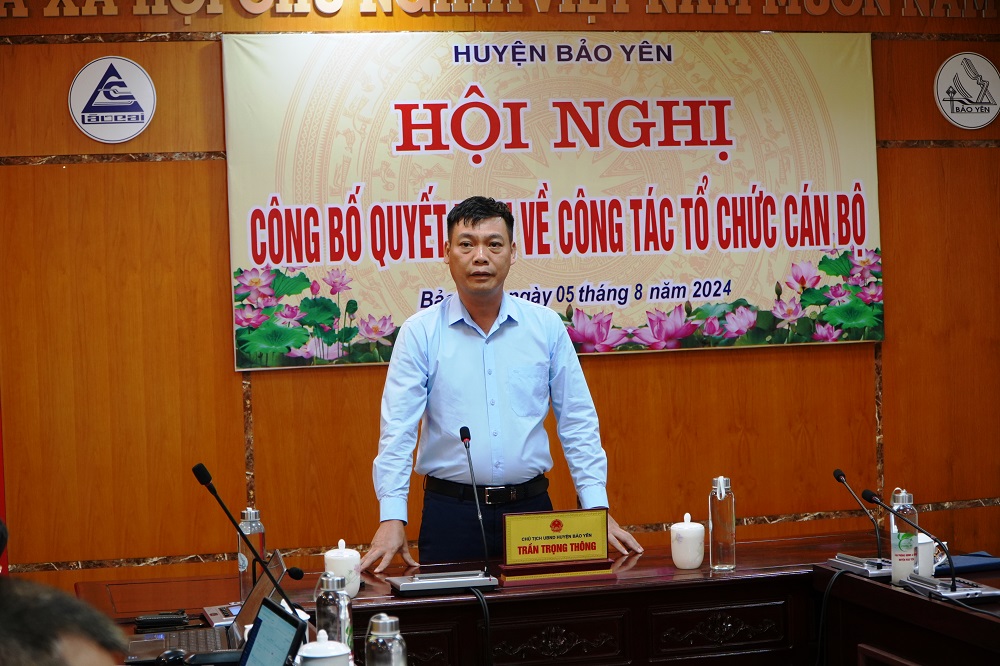 Đồng chí Trần Trọng Thông, Phó Bí thư Huyện ủy, Chủ tịch UBND phát biểu giao nhiệm vụ tại hội nghị