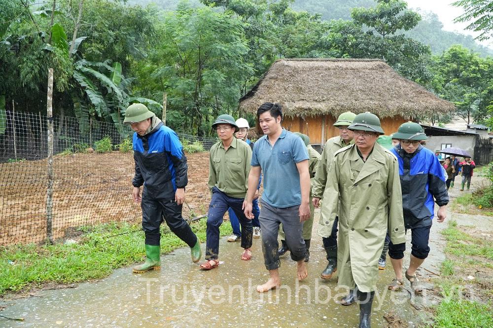 Bí thư Tỉnh ủy Đặng Xuân Phong trực tiếp xuống thôn Làng Nủ, xã Phúc Khánh chỉ đạo công tác tìm kiếm (2)