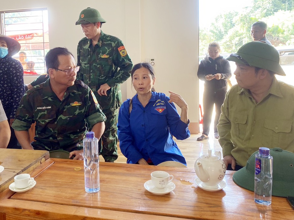 Chị Hồng trò chuyện với lãnh đạo Trung tâm chỉ huy