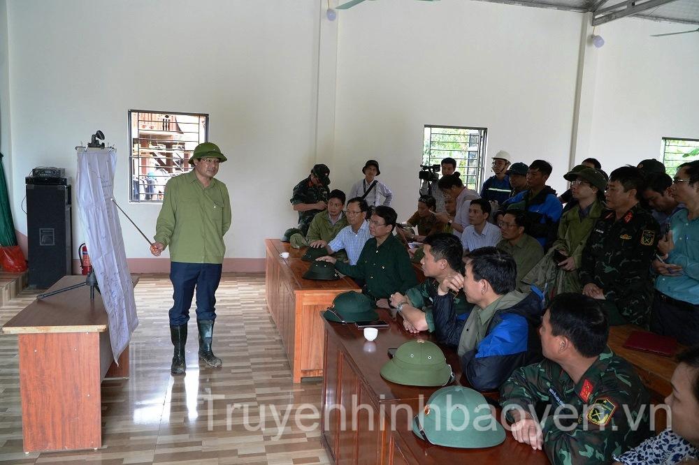 Chủ tịch UBND tỉnh Trịnh Xuân Trường báo cáo tình hình thiệt hại và phương án tìm kiếm nạn nhân