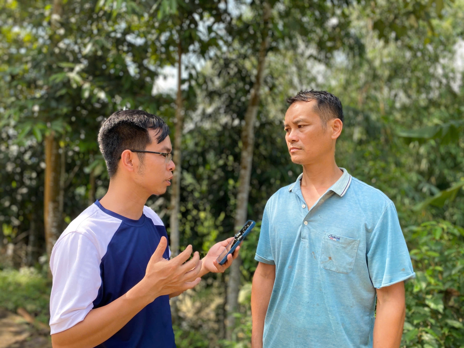 Ông Hoàng Văn Tiện trả lời phỏng vấn cơ quan báo chí