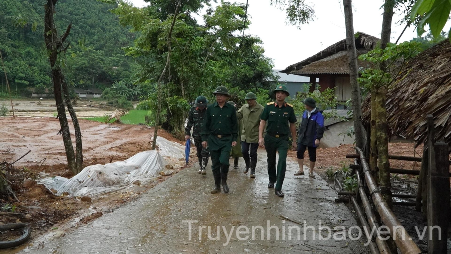 Trung tướng Phạm Hồng Chương, Tư lệnh Quân khu 2 khảo sát hiện trường khu vực xảy ra lũ quét