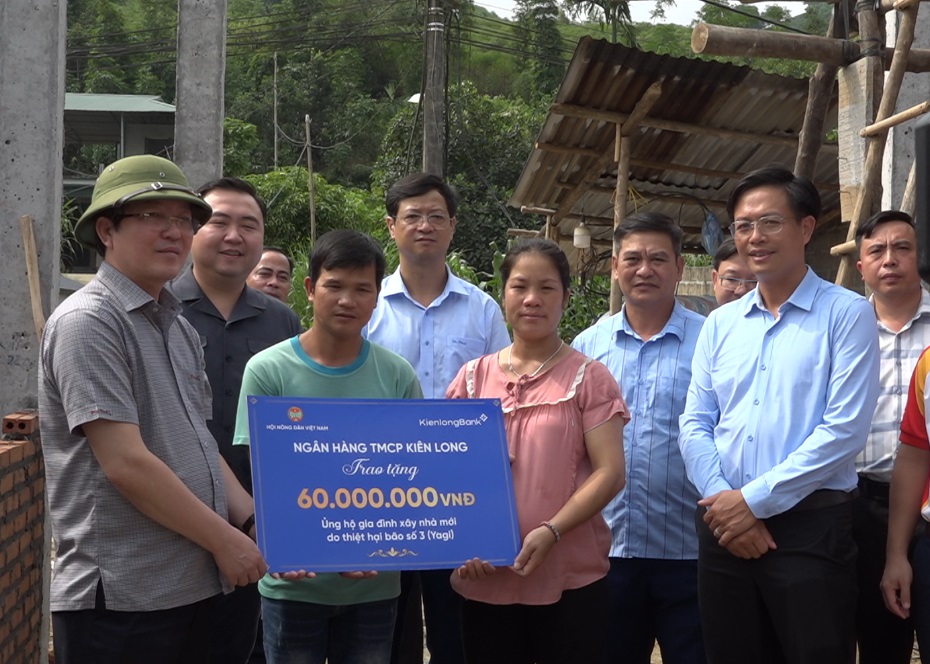 Đoàn trao quà cho gia đình anh Lục Văn Thiên thôn Lự xã Yên Sơn