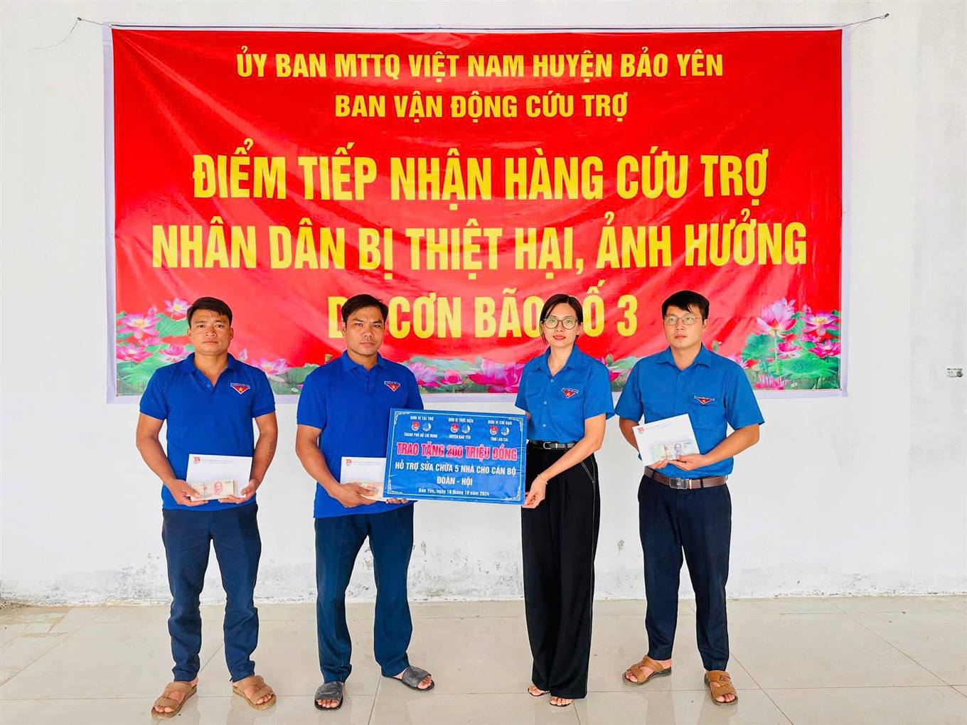 Trao kinh phí hỗ trợ sửa chữa nhà ở cho cán bộ Đoàn   Hội cơ sở