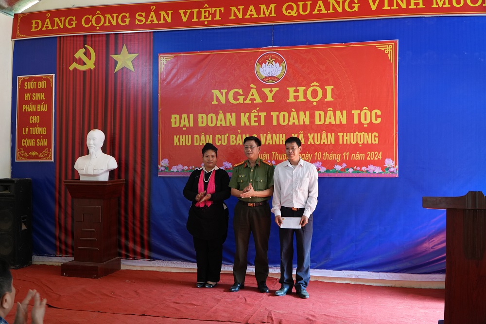 Lãnh đạo Công an tỉnh tặng quà cho khu dân cư