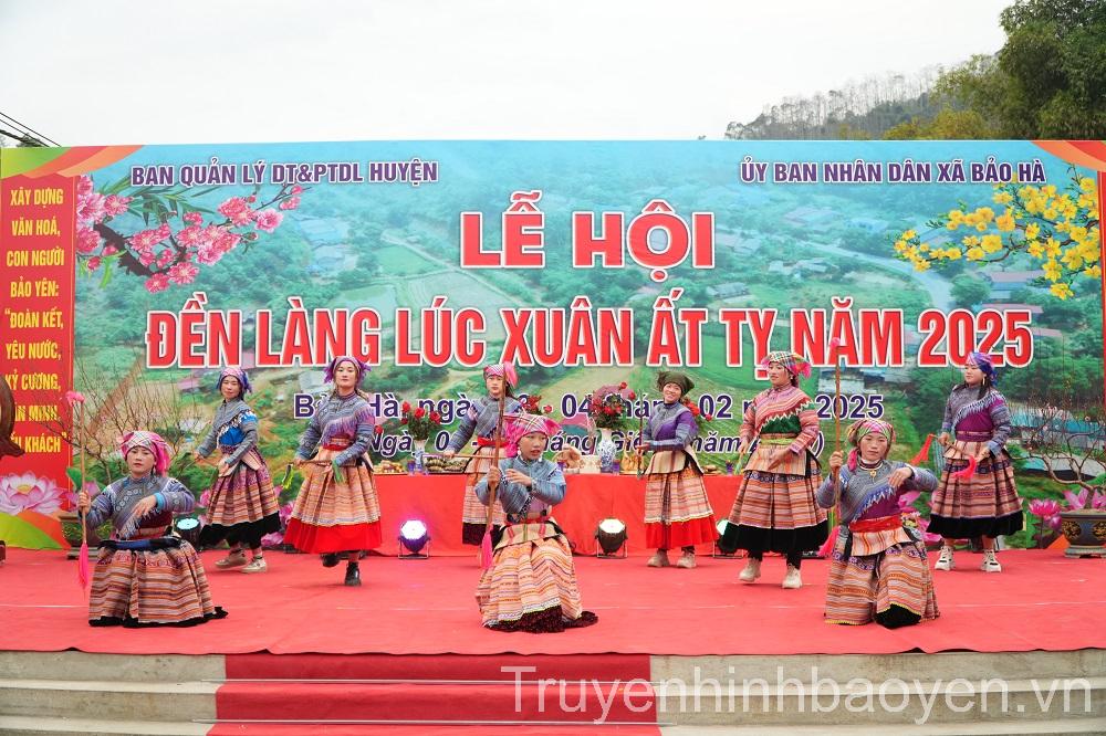 Biểu diễn văn nghệ tại lễ hội (2)