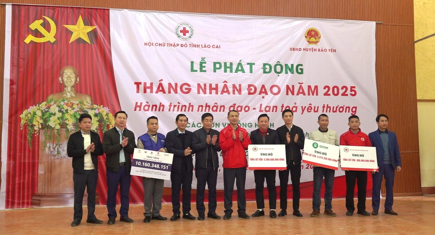 Các tổ chức trao biểu trưng ủng hộ chương trình