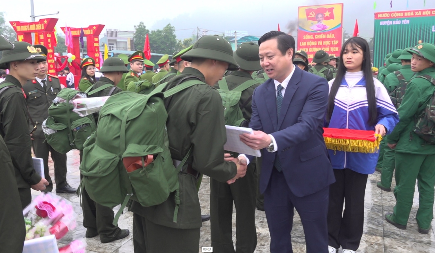 Đồng chí Nguyễn Anh Dũng, Phó Chủ tịch UBND huyện tặng quà động viên tân binh lên đường nhập ngũ