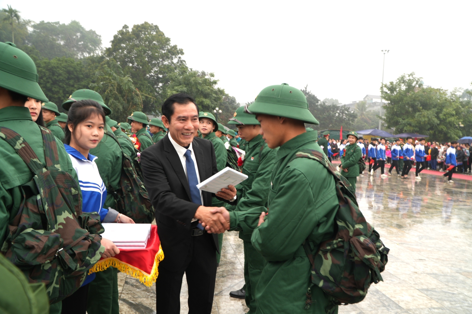 Đồng Chí Nguyễn Công Tư, Phó Bí thư Thường trực Huyện ủy tặng quà động viên tân binh lên đường nhập ngũ