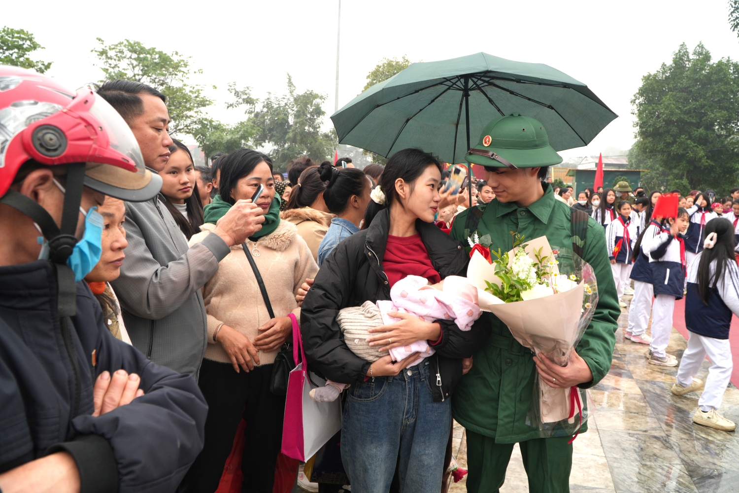 Gia đình, người thân đến chia tay tân binh