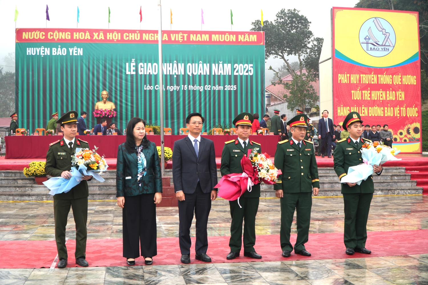 Tặng hoa cho các đơn vị nhận quân