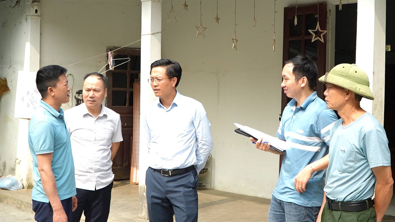 Các đồng chí lãnh đạo Huyện ủy  UBND huyện kiểm tra tiến độ thống kê  kiểm đếm tài sản tại Dự án Cảng hàng không Sa Pa giai đoạn 2 tại thôn Cam 4  xã Cam Cọn