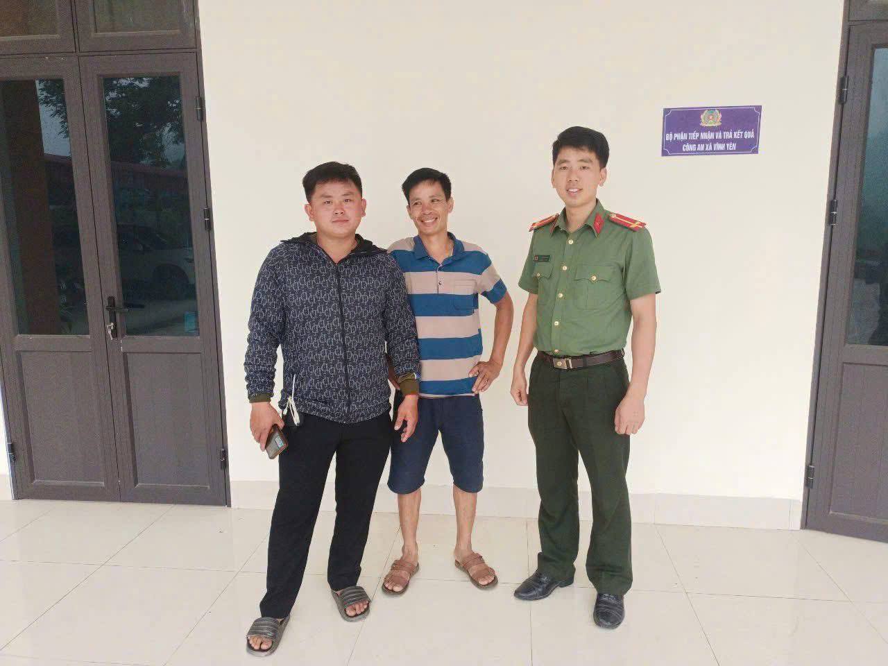 Công an xã Vĩnh Yên trao trả lại tiền cho anh Trần Quang Trung  biểu dương tinh thần của anh Tráng Seo Thào