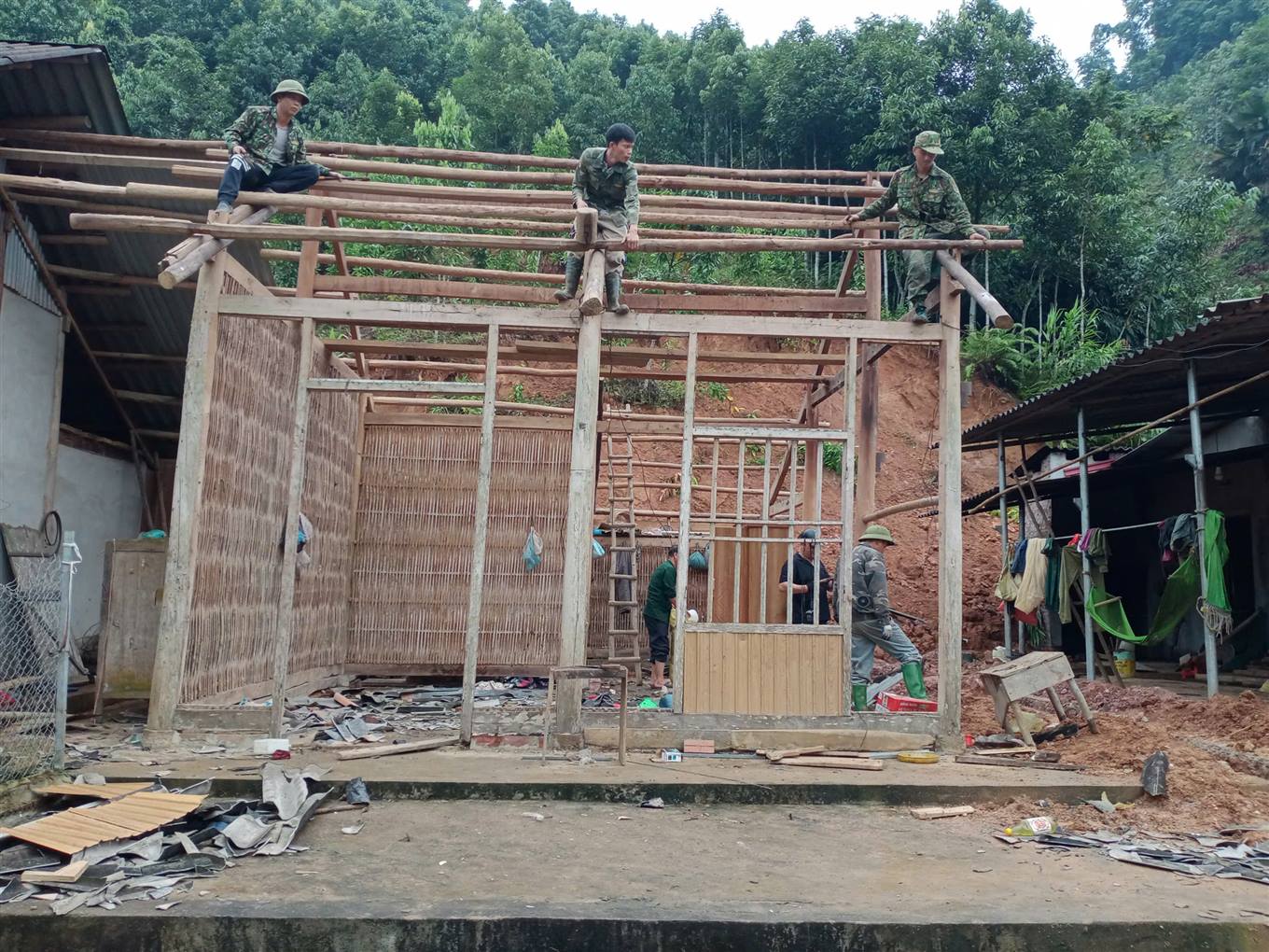 Giúp dân xây dựng nhà ở