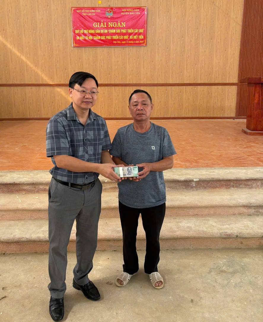 Trao quỹ hỗ trợ cho hộ nông dân tham gia dự án