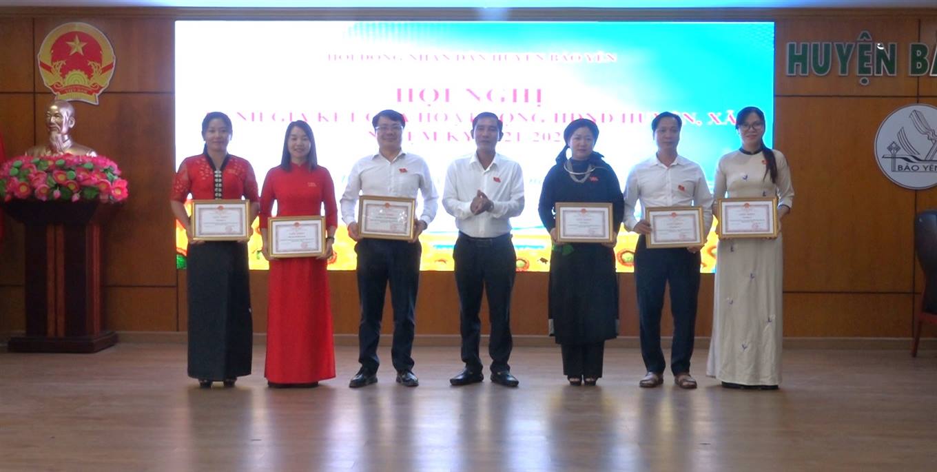 Ông Nguyễn Công Tư  Phó Bí thư Thường trực Huyện ủy  Chủ tịch HĐND huyện trao Giấy khen cho các tệp thể